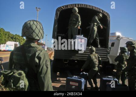 Des représentants du Haut Commandement militaire ont été activés ce mercredi 12/05/2018 dans la ville de Maracaibo au Venezuela. Le "Plan de la République 2018" pour les élections de la prochaine 9 décembre, dans le but de préserver la sécurité de toutes les activités menées autour de la manifestation électorale. Garantir la paix, l'ordre public et la tranquillité afin de protéger le droit de vote des citoyens. (Photo de Humberto Mateus/NurPhoto) Banque D'Images