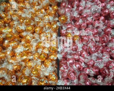 Assortiment de chocolats Lindt de qualité supérieure en exposition à la boutique de chocolats Lindt & Sprungli pendant les fêtes de Noël à Toronto, Ontario, Canada sur 5 décembre 2018. (Photo de Creative Touch Imaging Ltd./NurPhoto) Banque D'Images