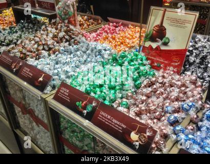 Assortiment de chocolats Lindt de qualité supérieure en exposition à la boutique de chocolats Lindt & Sprungli pendant les fêtes de Noël à Toronto, Ontario, Canada sur 5 décembre 2018. (Photo de Creative Touch Imaging Ltd./NurPhoto) Banque D'Images