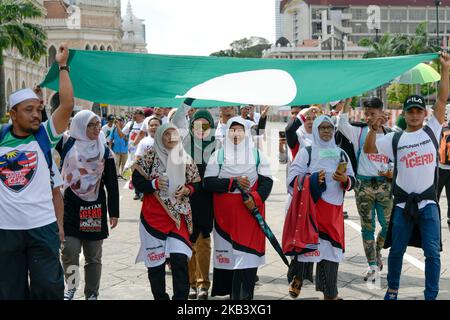 Des milliers de manifestants se rassemblent lors d'un rassemblement organisé par des politiciens musulmans contre la signature de la convention des Nations Unies contre la discrimination, connue sous le nom de CIEDR, sur la place Merdeka à Kuala Lumpur, en Malaisie, sur 8 décembre 2018. (Photo de Chris Jung/NurPhoto) Banque D'Images