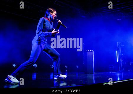 Le chanteur et chansonnier français Jain se interprétant en direct au club de fabrique sur 8 décembre 2018 à Milan, en Italie. (Photo de Roberto Finizio/NurPhoto) Banque D'Images