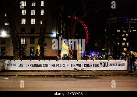 Les expatriés ukrainiens tiennent une manifestation anti-Poutine face à Downing Street à Londres, en Angleterre, sur 7 décembre 2018. Les tensions entre l'Ukraine et la Russie ont atteint un nouveau sommet ces dernières semaines avec la prise par la Russie de trois navires de guerre ukrainiens, ce qui a incité l'Ukraine à déclarer la loi martiale dans plusieurs régions frontalières. (Photo de David Cliff/NurPhoto) Banque D'Images