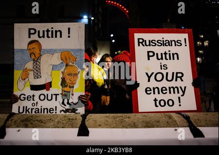 Les expatriés ukrainiens tiennent une manifestation anti-Poutine face à Downing Street à Londres, en Angleterre, sur 7 décembre 2018. Les tensions entre l'Ukraine et la Russie ont atteint un nouveau sommet ces dernières semaines avec la prise par la Russie de trois navires de guerre ukrainiens, ce qui a incité l'Ukraine à déclarer la loi martiale dans plusieurs régions frontalières. (Photo de David Cliff/NurPhoto) Banque D'Images