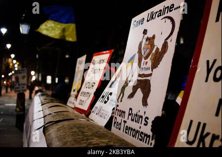 Les expatriés ukrainiens tiennent une manifestation anti-Poutine face à Downing Street à Londres, en Angleterre, sur 7 décembre 2018. Les tensions entre l'Ukraine et la Russie ont atteint un nouveau sommet ces dernières semaines avec la prise par la Russie de trois navires de guerre ukrainiens, ce qui a incité l'Ukraine à déclarer la loi martiale dans plusieurs régions frontalières. (Photo de David Cliff/NurPhoto) Banque D'Images
