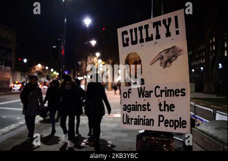 Les expatriés ukrainiens tiennent une manifestation anti-Poutine face à Downing Street à Londres, en Angleterre, sur 7 décembre 2018. Les tensions entre l'Ukraine et la Russie ont atteint un nouveau sommet ces dernières semaines avec la prise par la Russie de trois navires de guerre ukrainiens, ce qui a incité l'Ukraine à déclarer la loi martiale dans plusieurs régions frontalières. (Photo de David Cliff/NurPhoto) Banque D'Images