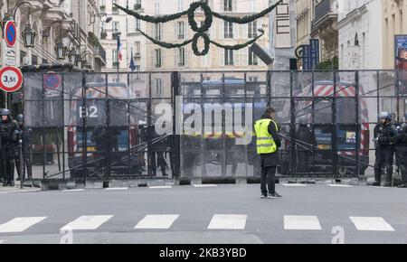 Dispositif de police protégeant le Palais de l'Élysée et le Ministère de l'Interieur à Paris le 8 décembre 2018. Une semaine après l'acte 3 de la mobilisation des gilets jaunes qui a été marqué par des scènes de guérilla au coeur de Paris, un nouveau samedi de manifestation a eu lieu dans la capitale.pour éviter la répétition des scènes de chaos de la semaine précédente, La Préfecture de police a mis en place un dispositif exceptionnel composé de 8 000 policiers et gendarmes et 14 véhicules blindés ont été déployés à Paris.cette journée a été beaucoup plus calme que celle de 1 décembre bien qu'il y ait eu des incidents dans plusieurs Banque D'Images