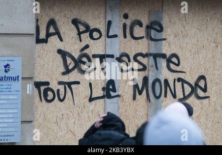 Paris, France sur 8 décembre 2018. Une semaine après l'acte 3 de la mobilisation des gilets jaunes qui a été marqué par des scènes de guérilla au coeur de Paris, un nouveau samedi de manifestation a eu lieu dans la capitale.pour éviter la répétition des scènes de chaos de la semaine précédente, La Préfecture de police a mis en place un dispositif exceptionnel composé de 8 000 policiers et gendarmes et 14 véhicules blindés ont été déployés à Paris.cette journée a été beaucoup plus calme que celle de 1 décembre bien qu'il y ait eu des incidents dans plusieurs quartiers de Paris comme le Palais des champs Élysée, La Madeleine et Sain Banque D'Images