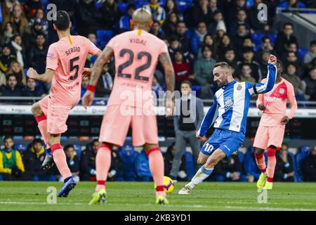 Le milieu de terrain du RCD Espanyol Sergi Darder (10) pendant le match le RCD Espanyol contre le FC Barcelone, pour la ronde 15 de la Liga Santander, a joué au stade du RCD Espanyol sur 8 décembre 2018 à Barcelone, en Espagne. (Photo par Urbanandsport/NurPhoto) Banque D'Images