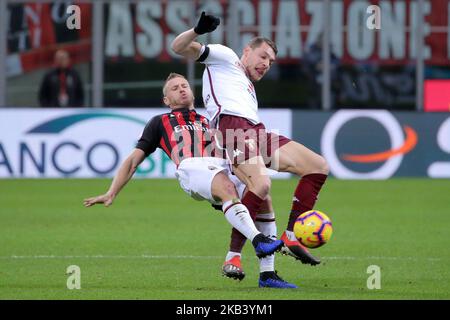Andrea Belotti #9 du FC de Turin concurrence pour le ballon avec Ignazio Abate #20 de l'AC Milan pendant la série Un match entre l'AC Milan et le FC de Turin au Stadio Giuseppe Meazza sur 9 décembre 2018 à Milan, Italie. (Photo de Giuseppe Cottini/NurPhoto) Banque D'Images