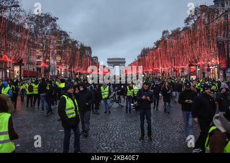 Des affrontements et des actes de vandalisme ont entraîné des milliers d’arrestations, dont plus de 1 700 le samedi 8 décembre 2018, au printemps des manifestations des « Vêtes jaunes », un mouvement antigouvernemental. Des barrages routiers et beaucoup d'action parmi les manifestants et la police se sont produits autour de l'Arc de Triomphe et des champs-Élysées avec des magasins cassés, des voitures brûlées ou endommagées, des barrages routiers avec le feu, de la violence et beaucoup de fumée de gaz lacrymogène de la police. (Photo de Nicolas Economou/NurPhoto) Banque D'Images