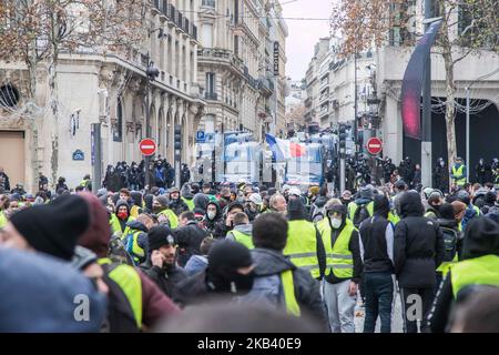 Des affrontements et des actes de vandalisme ont entraîné des milliers d’arrestations, dont plus de 1 700 le samedi 8 décembre 2018, au printemps des manifestations des « Vêtes jaunes », un mouvement antigouvernemental. Des barrages routiers et beaucoup d'action parmi les manifestants et la police se sont produits autour de l'Arc de Triomphe et des champs-Élysées avec des magasins cassés, des voitures brûlées ou endommagées, des barrages routiers avec le feu, de la violence et beaucoup de fumée de gaz lacrymogène de la police. (Photo de Nicolas Economou/NurPhoto) Banque D'Images