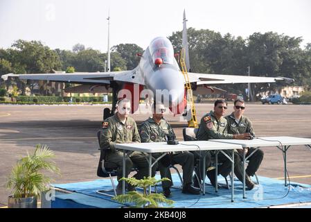 Commodore de l'air J. S. Mann, deuxième à gauche, Directeur de l'exercice, Force aérienne indienne, flanqué du Col Darryl Insley, à gauche, Directeur de l'exercice, Force aérienne des États-Unis, Commodore de l'air Saji Antony, deuxième à droite, Commandant de l'Armée de l'air, Kalaikunda, Et le lieutenant-colonel John Delison, commandant de droite, 67 Escadron de chasseurs, US Air Force, participe à une interaction avec les médias au cours de l'exercice conjoint bilatéral COPE India 2018 de la Force aérienne américaine à la station de la Force aérienne Kalakunda, sur le 10 décembre 2018, dans l'ouest du Bengale, Inde. US F-15 avions de chasse , avion de transport C-130 en mouvement, Hawk Aircraft , Sukhoi-30 pièces d'avions Banque D'Images