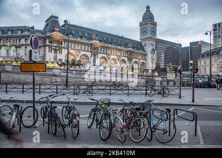 Tôt le matin à la Gare de Lyon ou à la Gare de Lyon à Paris. Vue extérieure de la gare historique, construite pour l'exposition universelle de Paris en 1900 et célèbre également pour le tour de l'horloge Tour de l'horloge. (Photo de Nicolas Economou/NurPhoto) Banque D'Images