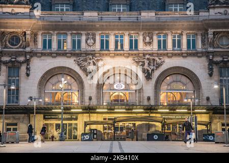 Tôt le matin à la Gare de Lyon ou à la Gare de Lyon à Paris. Vue extérieure de la gare historique, construite pour l'exposition universelle de Paris en 1900 et célèbre également pour le tour de l'horloge Tour de l'horloge. (Photo de Nicolas Economou/NurPhoto) Banque D'Images