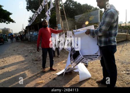 Les partisans de la Ligue Awami du Bangladesh raccrochez des affiches alors qu'ils prennent part à un cortège de campagne électorale générale à Dhaka, au Bangladesh, sur 10 décembre 2018. Il n'y a pas de candidat de l'opposition au poste de Premier ministre, des centaines de personnes ont été arrêtées et le Premier ministre en exercice Sheikh Hasina est accusé d'ignorer les contrôles démocratiques de son pouvoir, mais le Bangladesh a commencé à faire campagne lundi pour des élections de fin d'année. (Photo par Mamunur Rashid/NurPhoto) Banque D'Images