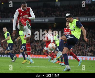 Londres, Angleterre, 3rd novembre 2022. Gabriel d'Arsenal tente de bloquer l'autorisation de Nikola Katić de Zurich lors du match de l'UEFA Europa League au stade Emirates de Londres. Le crédit photo devrait se lire: Paul Terry / Sportimage Banque D'Images