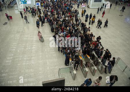 Passagers attendant en ligne à la porte pour monter à bord du train à grande vitesse (HSR) à la gare de Shenzhen North à Shenzhen, en Chine. 13 décembre 2018. Aujourd'hui, Un tribunal de Hong Kong a jugé qu'un accord controversé (co-implantation) qui permet aux officiers chinois continentaux d'appliquer les lois nationales au nouveau terminus ferroviaire transfrontalier de la ville est juridiquement solide, la liaison ferroviaire express de Guangzhou-Shenzhen-H­ong Kong (XLR) qui a coûté (10,8 milliards de dollars US) est entrée en service sur 23 septembre.début d'année. (Photo de Harry Wai/NurPhoto) Banque D'Images