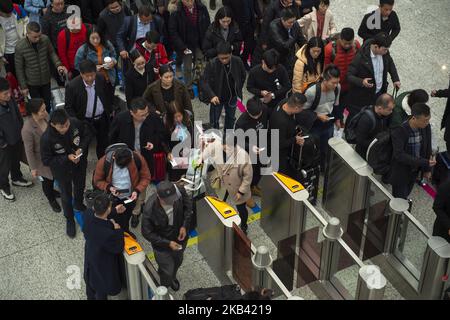 Passagers attendant en ligne à la porte pour monter à bord du train à grande vitesse (HSR) à la gare de Shenzhen North à Shenzhen, en Chine. 13 décembre 2018. Aujourd'hui, Un tribunal de Hong Kong a jugé qu'un accord controversé (co-implantation) qui permet aux officiers chinois continentaux d'appliquer les lois nationales au nouveau terminus ferroviaire transfrontalier de la ville est juridiquement solide, la liaison ferroviaire express de Guangzhou-Shenzhen-H­ong Kong (XLR) qui a coûté (10,8 milliards de dollars US) est entrée en service sur 23 septembre.début d'année. (Photo de Harry Wai/NurPhoto) Banque D'Images