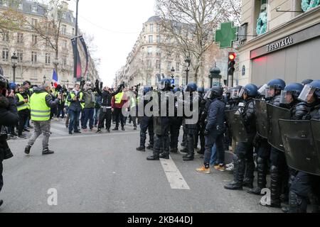 Affrontements entre manifestants et policiers dans les champs Elysées lors d'une manifestation contre la hausse du coût de la vie, imputée à 15 décembre 2018 des impôts élevés à Paris. Le mouvement « Yellow Vest » (Gilets Jaunes) en France a commencé à protester contre les hausses de carburant prévues, mais s'est transformé en une protestation de masse contre la politique du président et le style de gouvernement de haut en bas. (Photo de Michel Stoupak/NurPhoto) Banque D'Images