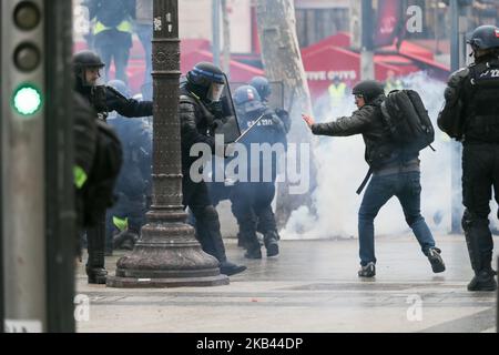 Affrontements entre manifestants et policiers dans les champs Elysées lors d'une manifestation contre la hausse du coût de la vie, imputée à 15 décembre 2018 des impôts élevés à Paris. Le mouvement « Yellow Vest » (Gilets Jaunes) en France a commencé à protester contre les hausses de carburant prévues, mais s'est transformé en une protestation de masse contre la politique du président et le style de gouvernement de haut en bas. (Photo de Michel Stoupak/NurPhoto) Banque D'Images