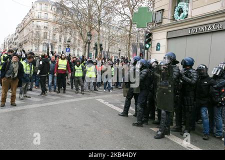 Affrontements entre manifestants et policiers dans les champs Elysées lors d'une manifestation contre la hausse du coût de la vie, imputée à 15 décembre 2018 des impôts élevés à Paris. Le mouvement « Yellow Vest » (Gilets Jaunes) en France a commencé à protester contre les hausses de carburant prévues, mais s'est transformé en une protestation de masse contre la politique du président et le style de gouvernement de haut en bas. (Photo de Michel Stoupak/NurPhoto) Banque D'Images