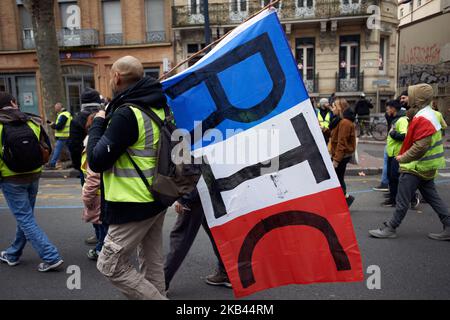 Après le début de la manifestation pacifique de milliers de 'Jackets jaunes' en 5th (Acte V), la manifestation s'est transformée en escarmouches. La police anti-émeute et la gendarmerie Mobile ont lancé des vols de canisters à gaz lacrymogènes et tiré des balles de balle dans la foule. La police a également utilisé un canon à eau. Le mouvement des vestes jaunes a commencé sur 17 novembre par une protestation contre la hausse des taxes sur les produits pétroliers. Ils ont dit que la hausse des taxes sur les produits pétroliers était le détonateur de leur colère contre le président français Macron et son gouvernement et leur demande de démission. Toulouse. France. Décembre 15t Banque D'Images