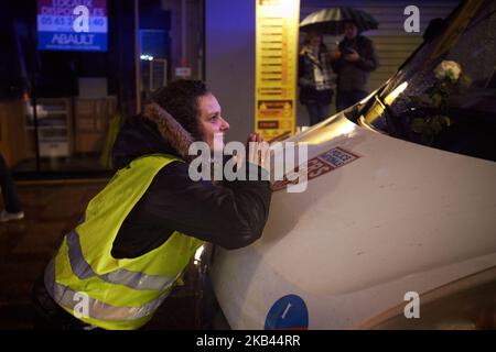 Une veste jaune a mis une rose blanche de Riot police van. Après le début de la manifestation pacifique de milliers de 'Jackets jaunes' en 5th (Acte V), la manifestation s'est transformée en escarmouches. La police anti-émeute et la gendarmerie Mobile ont lancé des vols de canisters à gaz lacrymogènes et tiré des balles de balle dans la foule. La police a également utilisé un canon à eau. Le mouvement des vestes jaunes a commencé sur 17 novembre par une protestation contre la hausse des taxes sur les produits pétroliers. Ils ont dit que la hausse des taxes sur les produits pétroliers était le détonateur de leur colère contre le président français Macron et son gouvernement et leur de Banque D'Images