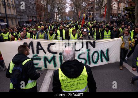 Après le début de la manifestation pacifique de milliers de 'Jackets jaunes' en 5th (Acte V), la manifestation s'est transformée en escarmouches. La police anti-émeute et la gendarmerie Mobile ont lancé des vols de canisters à gaz lacrymogènes et tiré des balles de balle dans la foule. La police a également utilisé un canon à eau. Le mouvement des vestes jaunes a commencé sur 17 novembre par une protestation contre la hausse des taxes sur les produits pétroliers. Ils ont dit que la hausse des taxes sur les produits pétroliers était le détonateur de leur colère contre le président français Macron et son gouvernement et leur demande de démission. Toulouse. France. Décembre 15t Banque D'Images