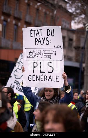 Après le début de la manifestation pacifique de milliers de 'Jackets jaunes' en 5th (Acte V), la manifestation s'est transformée en escarmouches. La police anti-émeute et la gendarmerie Mobile ont lancé des vols de canisters à gaz lacrymogènes et tiré des balles de balle dans la foule. La police a également utilisé un canon à eau. Le mouvement des vestes jaunes a commencé sur 17 novembre par une protestation contre la hausse des taxes sur les produits pétroliers. Ils ont dit que la hausse des taxes sur les produits pétroliers était le détonateur de leur colère contre le président français Macron et son gouvernement et leur demande de démission. Toulouse. France. Décembre 15t Banque D'Images