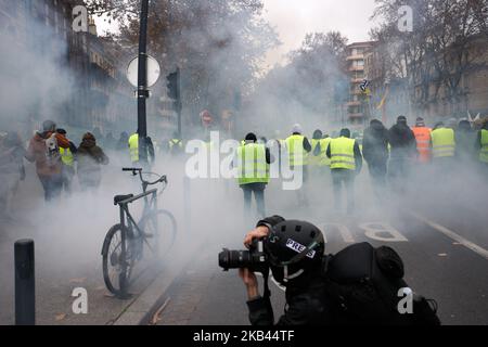 Après le début de la manifestation pacifique de milliers de 'Jackets jaunes' en 5th (Acte V), la manifestation s'est transformée en escarmouches. La police anti-émeute et la gendarmerie Mobile ont lancé des vols de canisters à gaz lacrymogènes et tiré des balles de balle dans la foule. La police a également utilisé un canon à eau. Le mouvement des vestes jaunes a commencé sur 17 novembre par une protestation contre la hausse des taxes sur les produits pétroliers. Ils ont dit que la hausse des taxes sur les produits pétroliers était le détonateur de leur colère contre le président français Macron et son gouvernement et leur demande de démission. Toulouse. France. Décembre 15t Banque D'Images