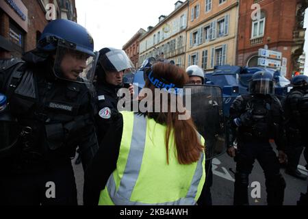 Une veste jaune essayez de parler à la gendarmerie Mobile. Après le début de la manifestation pacifique de milliers de 'Jackets jaunes' en 5th (Acte V), la manifestation s'est transformée en escarmouches. La police anti-émeute et la gendarmerie Mobile ont lancé des vols de canisters à gaz lacrymogènes et tiré des balles de balle dans la foule. La police a également utilisé un canon à eau. Le mouvement des vestes jaunes a commencé sur 17 novembre par une protestation contre la hausse des taxes sur les produits pétroliers. Ils ont dit que la hausse des taxes sur les produits pétroliers était le détonateur de leur colère contre le président français Macron et son gouvernement et leur demande Banque D'Images