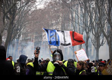 Après le début de la manifestation pacifique de milliers de 'Jackets jaunes' en 5th (Acte V), la manifestation s'est transformée en escarmouches. La police anti-émeute et la gendarmerie Mobile ont lancé des vols de canisters à gaz lacrymogènes et tiré des balles de balle dans la foule. La police a également utilisé un canon à eau. Le mouvement des vestes jaunes a commencé sur 17 novembre par une protestation contre la hausse des taxes sur les produits pétroliers. Ils ont dit que la hausse des taxes sur les produits pétroliers était le détonateur de leur colère contre le président français Macron et son gouvernement et leur demande de démission. Toulouse. France. Décembre 15t Banque D'Images