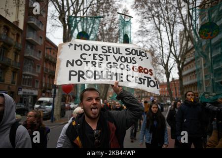 Un manifestant détient une étiquette. Après le début de la manifestation pacifique de milliers de 'Jackets jaunes' en 5th (Acte V), la manifestation s'est transformée en escarmouches. La police anti-émeute et la gendarmerie Mobile ont lancé des vols de canisters à gaz lacrymogènes et tiré des balles de balle dans la foule. La police a également utilisé un canon à eau. Le mouvement des vestes jaunes a commencé sur 17 novembre par une protestation contre la hausse des taxes sur les produits pétroliers. Ils ont dit que la hausse des taxes sur les produits pétroliers était le détonateur de leur colère contre le président français Macron et son gouvernement et leur demande de démission. T Banque D'Images