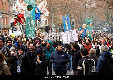 Après le début de la manifestation pacifique de milliers de 'Jackets jaunes' en 5th (Acte V), la manifestation s'est transformée en escarmouches. La police anti-émeute et la gendarmerie Mobile ont lancé des vols de canisters à gaz lacrymogènes et tiré des balles de balle dans la foule. La police a également utilisé un canon à eau. Le mouvement des vestes jaunes a commencé sur 17 novembre par une protestation contre la hausse des taxes sur les produits pétroliers. Ils ont dit que la hausse des taxes sur les produits pétroliers était le détonateur de leur colère contre le président français Macron et son gouvernement et leur demande de démission. Toulouse. France. Décembre 15t Banque D'Images