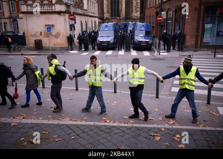 Les jaquettes jaunes dansent près de la gendarmerie Mobile. Après le début de la manifestation pacifique de milliers de 'Jackets jaunes' en 5th (Acte V), la manifestation s'est transformée en escarmouches. La police anti-émeute et la gendarmerie Mobile ont lancé des vols de canisters à gaz lacrymogènes et tiré des balles de balle dans la foule. La police a également utilisé un canon à eau. Le mouvement des vestes jaunes a commencé sur 17 novembre par une protestation contre la hausse des taxes sur les produits pétroliers. Ils ont dit que la hausse des taxes sur les produits pétroliers était le détonateur de leur colère contre le président français Macron et son gouvernement et leur demande de h Banque D'Images