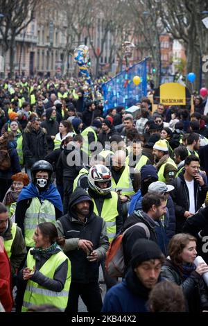 Après le début de la manifestation pacifique de milliers de 'Jackets jaunes' en 5th (Acte V), la manifestation s'est transformée en escarmouches. La police anti-émeute et la gendarmerie Mobile ont lancé des vols de canisters à gaz lacrymogènes et tiré des balles de balle dans la foule. La police a également utilisé un canon à eau. Le mouvement des vestes jaunes a commencé sur 17 novembre par une protestation contre la hausse des taxes sur les produits pétroliers. Ils ont dit que la hausse des taxes sur les produits pétroliers était le détonateur de leur colère contre le président français Macron et son gouvernement et leur demande de démission. Toulouse. France. Décembre 15t Banque D'Images