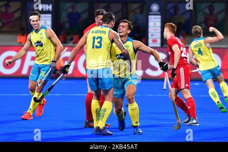 Les Blake Govers d'Australie (n° 13) célèbrent avec leurs coéquipiers après avoir remporté un but contre l'Angleterre lors du match de médaille de bronze de hockey sur gazon entre l'Angleterre et l'Australie lors de la coupe du monde de hockey 2018 à Bhubaneswar sur 16 décembre 2018. (Photo de NurPhoto) Banque D'Images