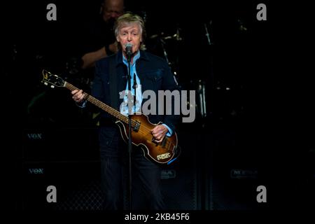 Le célèbre musicien anglais Paul McCartney se produit en direct sur scène dans l'arène O2 lors de sa tournée « Fresh Up », à Londres, au Royaume-Uni, sur 16 décembre 2018. (Photo par Alberto Pezzali/NurPhoto) Banque D'Images