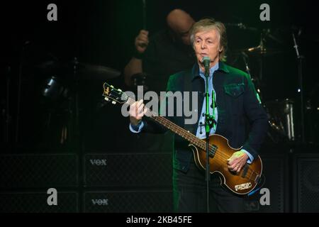 Le célèbre musicien anglais Paul McCartney se produit en direct sur scène dans l'arène O2 lors de sa tournée « Fresh Up », à Londres, au Royaume-Uni, sur 16 décembre 2018. (Photo par Alberto Pezzali/NurPhoto) Banque D'Images