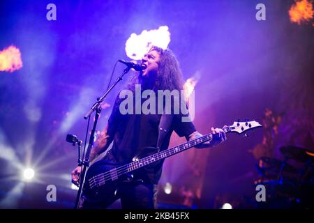 Tom Araya, du groupe américain de déchets métalliques Slayer, se présentant en direct au Forum de Mediolanum à Assago, Milan, Italie, le 20 novembre 2018. (Photo de Roberto Finizio/NurPhoto) Banque D'Images