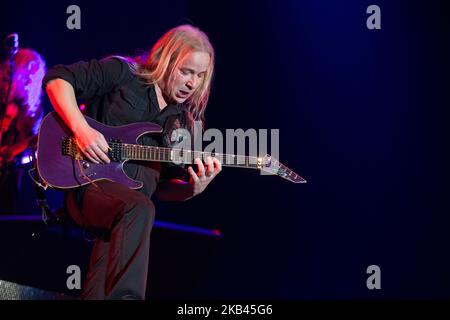 Emppu Vuorinen, du groupe de Metal symphonique finlandais Nightwish, se produit en direct au Forum de Mediolanum à Assago, Milan, Italie, le 4 décembre 2018. (Photo de Roberto Finizio/NurPhoto) Banque D'Images