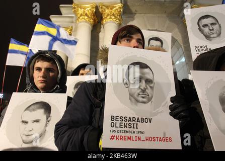 Les Ukrainiens tiennent des pancartes avec des portraits d'Ukrainiens qui sont arrêtés en Russie, lors d'un rassemblement pour soutenir les marins de la marine ukrainienne qui ont été saisis par la Russie lors de l'incident du détroit de Kerch le 25 novembre, Et pour soutenir d'autres prisonniers politiques ukrainiens emprisonnés en Russie, sur la place de l'indépendance à Kiev, Ukraine, 17 décembre 2018. Les tensions entre l'Ukraine et la Russie se sont accrues le 25 novembre, lorsque les forces russes ont saisi trois navires de la marine ukranienne avec des marins de la marine ukrainienne. Le Parlement ukrainien a voté le 26 novembre pour avoir accepté l'état de droit martial dans les régions proches du Black A. Banque D'Images