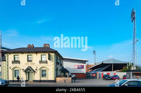 The Turf Pub, Mold Road, Wrexham, avec le terrain de course du club de football de Wrexham derrière, au nord du pays de Galles. Pris en mars 2022. Banque D'Images