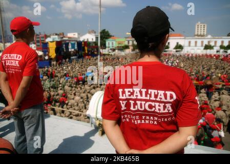 Une grande mobilisation des militaires civils, des forces armées nationales bolivariennes, des milices et des populations autochtones a eu lieu le 17 décembre 2018 dans la ville de Maracaibo, au Venezuela. Dans la commémoration des 188 ans de la mort du Libérateur Simon Bolivar, et à la suite des ordres du Président Nicolas Maduro «de serrer les rangs, genou à terre, dans le combat pour la défense de la dignité nationale et de la souveraineté» et de rejeter catégoriquement. Les prétentions interventionnistes des Etats-Unis, de l'Union européenne et des autres pays du continent, à être prêts et unis à défendre le territoire national Banque D'Images