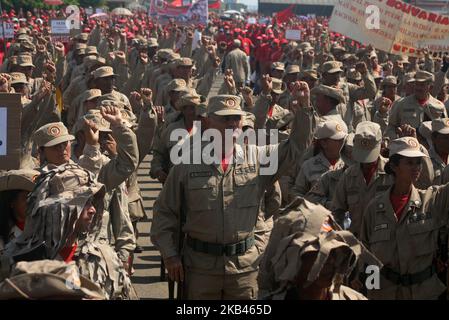 Une grande mobilisation des militaires civils, des forces armées nationales bolivariennes, des milices et des populations autochtones a eu lieu le 17 décembre 2018 dans la ville de Maracaibo, au Venezuela. Dans la commémoration des 188 ans de la mort du Libérateur Simon Bolivar, et à la suite des ordres du Président Nicolas Maduro «de serrer les rangs, genou à terre, dans le combat pour la défense de la dignité nationale et de la souveraineté» et de rejeter catégoriquement. Les prétentions interventionnistes des Etats-Unis, de l'Union européenne et des autres pays du continent, à être prêts et unis à défendre le territoire national Banque D'Images