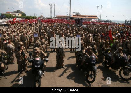 Une grande mobilisation des militaires civils, des forces armées nationales bolivariennes, des milices et des populations autochtones a eu lieu le 17 décembre 2018 dans la ville de Maracaibo, au Venezuela. Dans la commémoration des 188 ans de la mort du Libérateur Simon Bolivar, et à la suite des ordres du Président Nicolas Maduro «de serrer les rangs, genou à terre, dans le combat pour la défense de la dignité nationale et de la souveraineté» et de rejeter catégoriquement. Les prétentions interventionnistes des Etats-Unis, de l'Union européenne et des autres pays du continent, à être prêts et unis à défendre le territoire national Banque D'Images