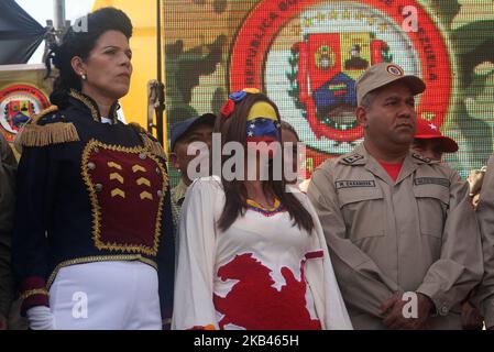 Une grande mobilisation des militaires civils, des forces armées nationales bolivariennes, des milices et des populations autochtones a eu lieu le 17 décembre 2018 dans la ville de Maracaibo, au Venezuela. Dans la commémoration des 188 ans de la mort du Libérateur Simon Bolivar, et à la suite des ordres du Président Nicolas Maduro «de serrer les rangs, genou à terre, dans le combat pour la défense de la dignité nationale et de la souveraineté» et de rejeter catégoriquement. Les prétentions interventionnistes des Etats-Unis, de l'Union européenne et des autres pays du continent, à être prêts et unis à défendre le territoire national Banque D'Images