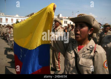 Une grande mobilisation des militaires civils, des forces armées nationales bolivariennes, des milices et des populations autochtones a eu lieu le 17 décembre 2018 dans la ville de Maracaibo, au Venezuela. Dans la commémoration des 188 ans de la mort du Libérateur Simon Bolivar, et à la suite des ordres du Président Nicolas Maduro «de serrer les rangs, genou à terre, dans le combat pour la défense de la dignité nationale et de la souveraineté» et de rejeter catégoriquement. Les prétentions interventionnistes des Etats-Unis, de l'Union européenne et des autres pays du continent, à être prêts et unis à défendre le territoire national Banque D'Images