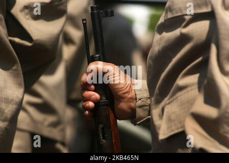 Une grande mobilisation des militaires civils, des forces armées nationales bolivariennes, des milices et des populations autochtones a eu lieu le 17 décembre 2018 dans la ville de Maracaibo, au Venezuela. Dans la commémoration des 188 ans de la mort du Libérateur Simon Bolivar, et à la suite des ordres du Président Nicolas Maduro «de serrer les rangs, genou à terre, dans le combat pour la défense de la dignité nationale et de la souveraineté» et de rejeter catégoriquement. Les prétentions interventionnistes des Etats-Unis, de l'Union européenne et des autres pays du continent, à être prêts et unis à défendre le territoire national Banque D'Images