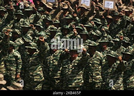 Une grande mobilisation des militaires civils, des forces armées nationales bolivariennes, des milices et des populations autochtones a eu lieu le 17 décembre 2018 dans la ville de Maracaibo, au Venezuela. Dans la commémoration des 188 ans de la mort du Libérateur Simon Bolivar, et à la suite des ordres du Président Nicolas Maduro «de serrer les rangs, genou à terre, dans le combat pour la défense de la dignité nationale et de la souveraineté» et de rejeter catégoriquement. Les prétentions interventionnistes des Etats-Unis, de l'Union européenne et des autres pays du continent, à être prêts et unis à défendre le territoire national Banque D'Images